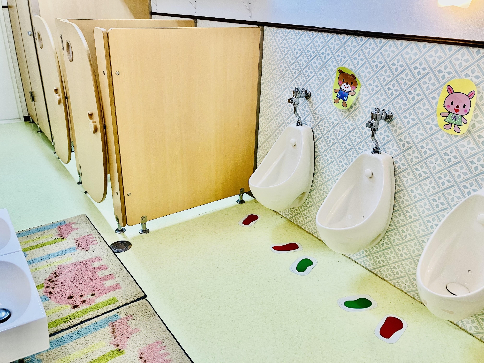園のトイレは場所によって色が違いどこもとても綺麗で清潔です