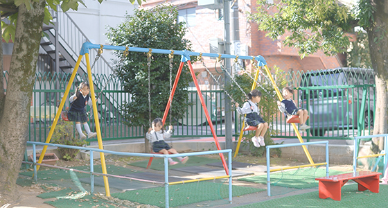 カラフルな「ブランコ」